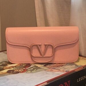 NWT V bag - comes with box and bag duster and removable shoulder strap